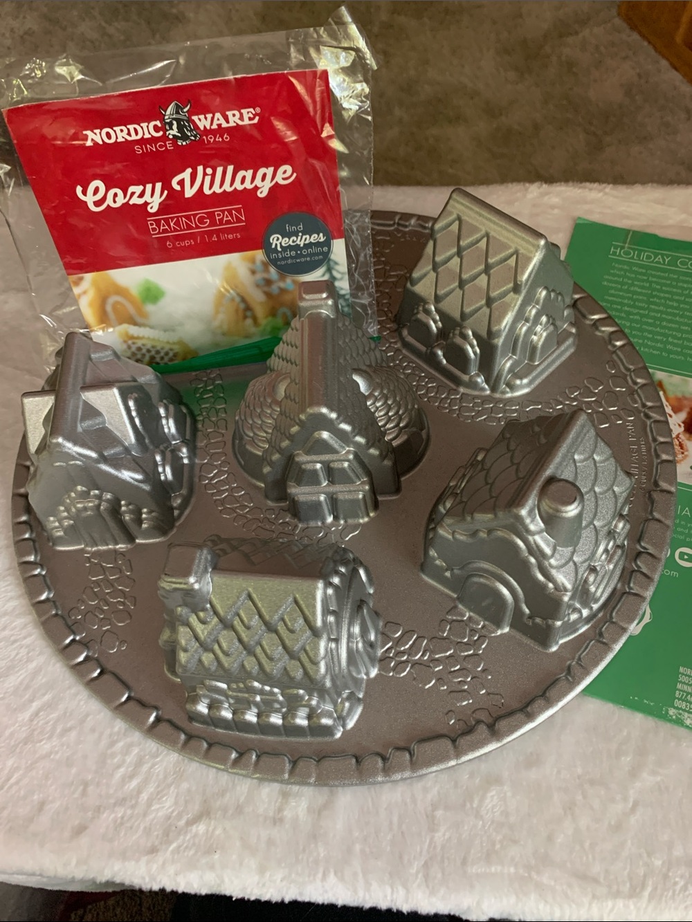 Nordic Ware Cozy Village Baking Pan in Silver Metallic Like NEW 6 Village houses